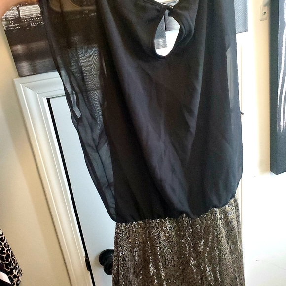 Cute dress with sequin contrasting bottom - Picture 2 of 4